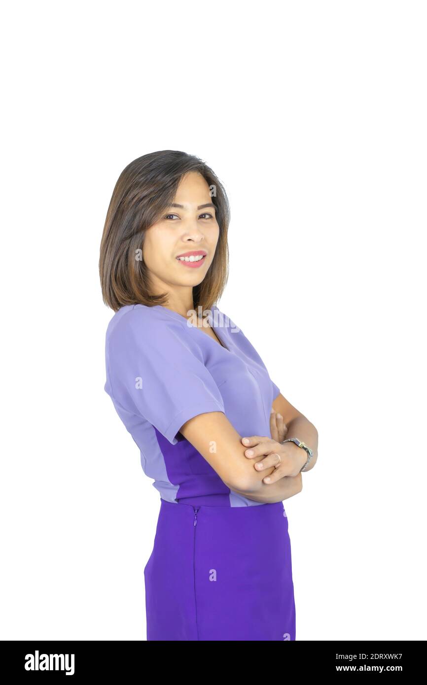 Isoliertes Porträt einer asiatischen Frau mit kurzen Haaren und hellbrauner Haut, die einen violetten Anzug trägt und auf einem weißen Hintergrund mit Schneideweg lächelt. Stockfoto