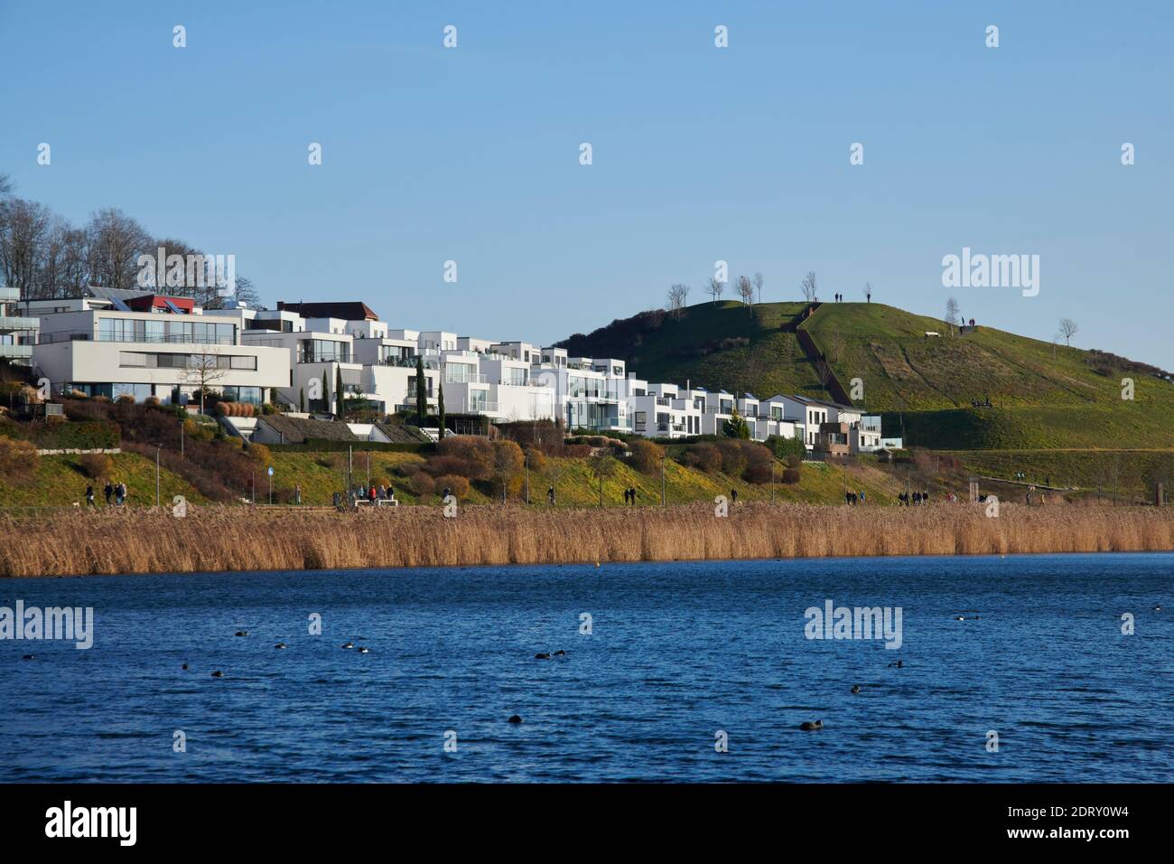 Blick von der Uferpromenade des Phoenix-Sees in Dortmund aus auf Haeuser mit gehobenem Standart. Stockfoto