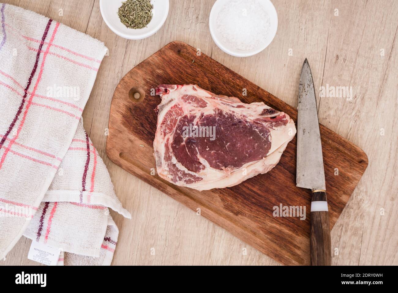 Rohes und würztes schwarzes angus Steak bereit für den Grill. Konzept Fleisch, Lebensmittel, Bio. Stockfoto