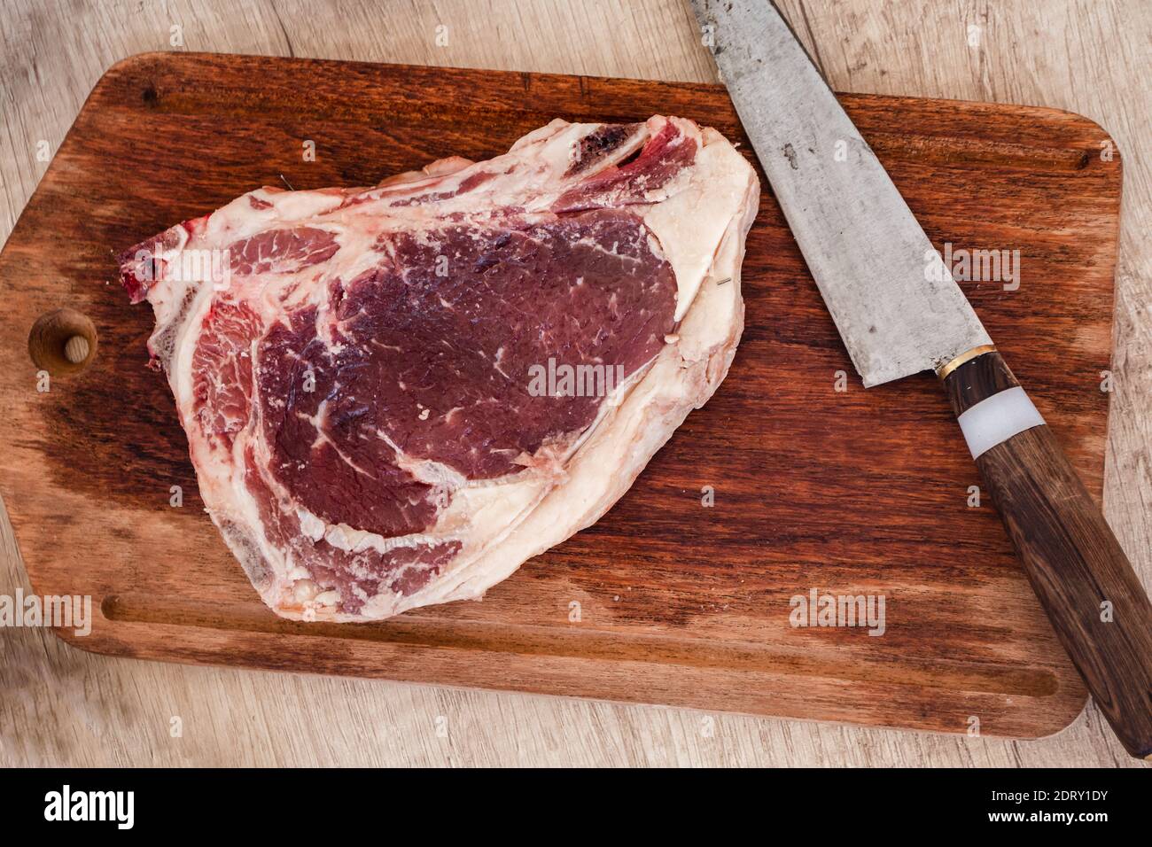Rohes und würztes schwarzes angus Steak bereit für den Grill. Konzept Fleisch, Lebensmittel, Bio. Stockfoto
