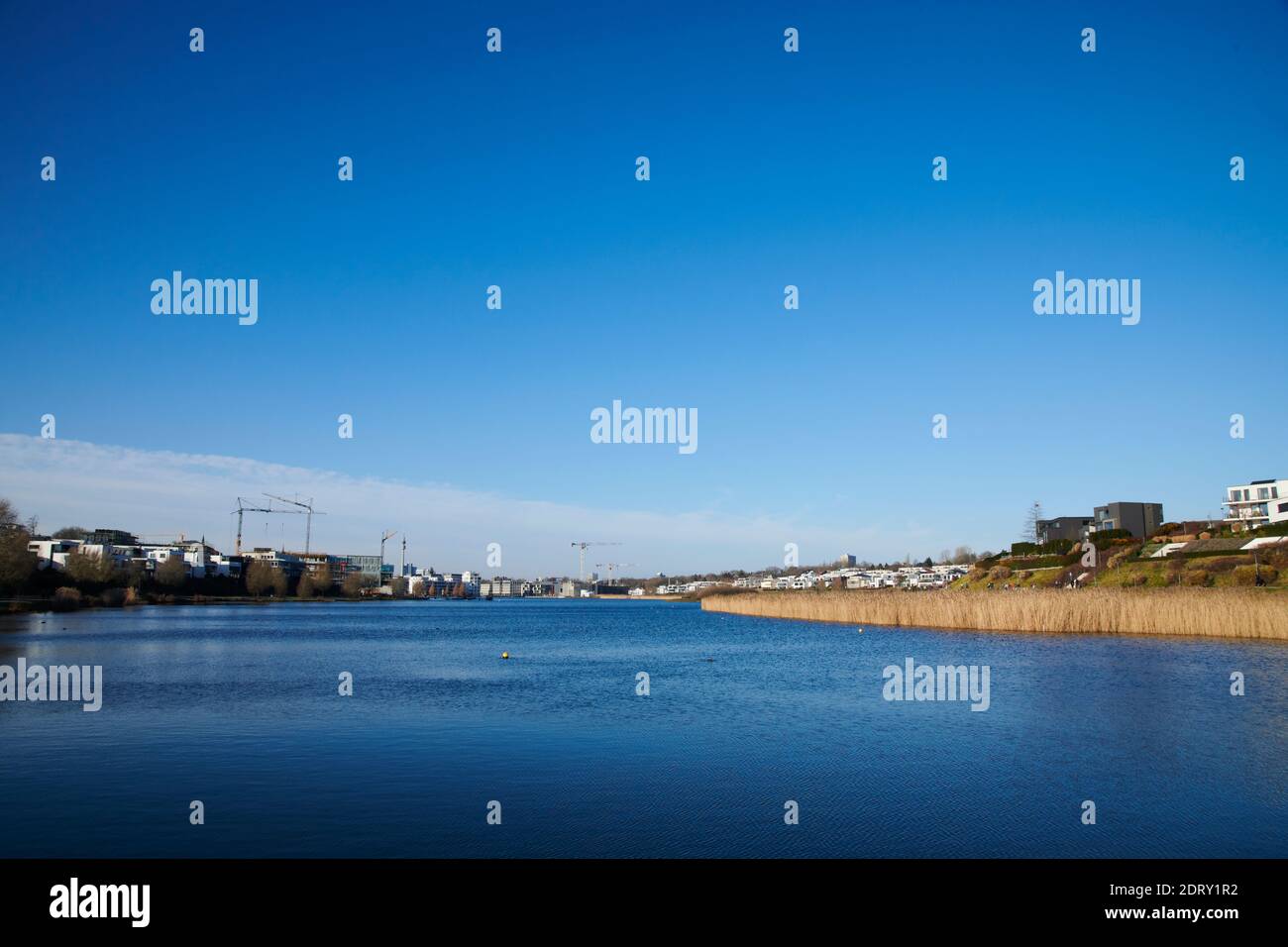 Blick von der Uferpromenade des Phoenix-Sees in Dortmund aus auf Haeuser mit gehobenem Standart. Stockfoto