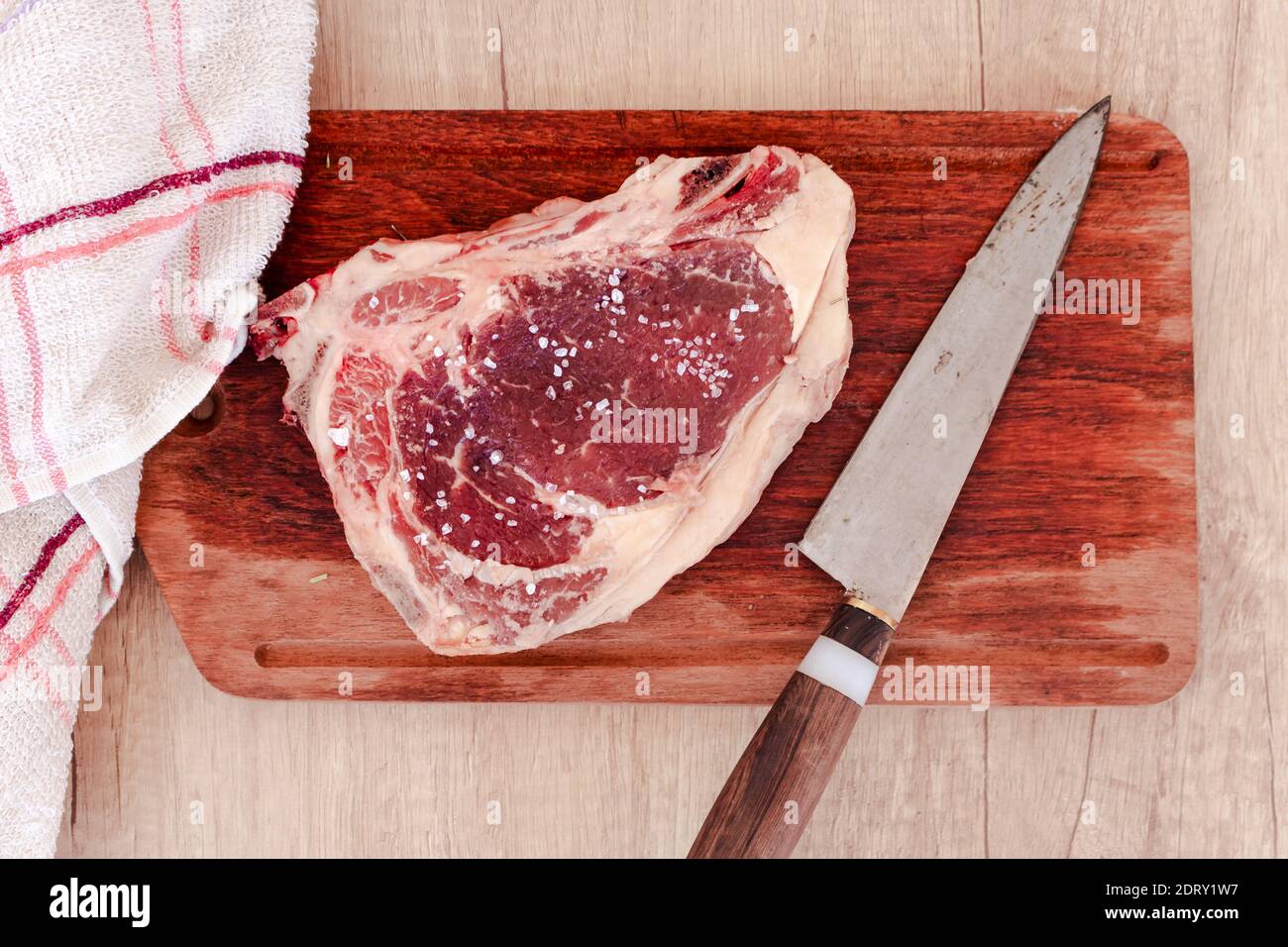 Rohes und würztes schwarzes angus Steak bereit für den Grill. Konzept Fleisch, Lebensmittel, Bio. Stockfoto