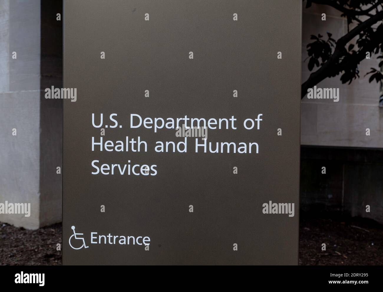 Unterschrift des US-Gesundheitsministeriums (Department of Health & Human Services, HHS) am Hauptsitz in Washington, D.C. USA Stockfoto