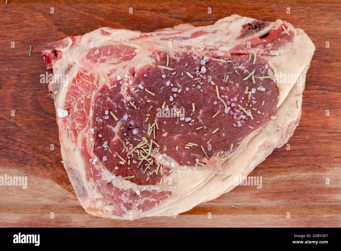 Rohes und würztes schwarzes angus Steak bereit für den Grill. Konzept Fleisch, Lebensmittel, Bio. Stockfoto