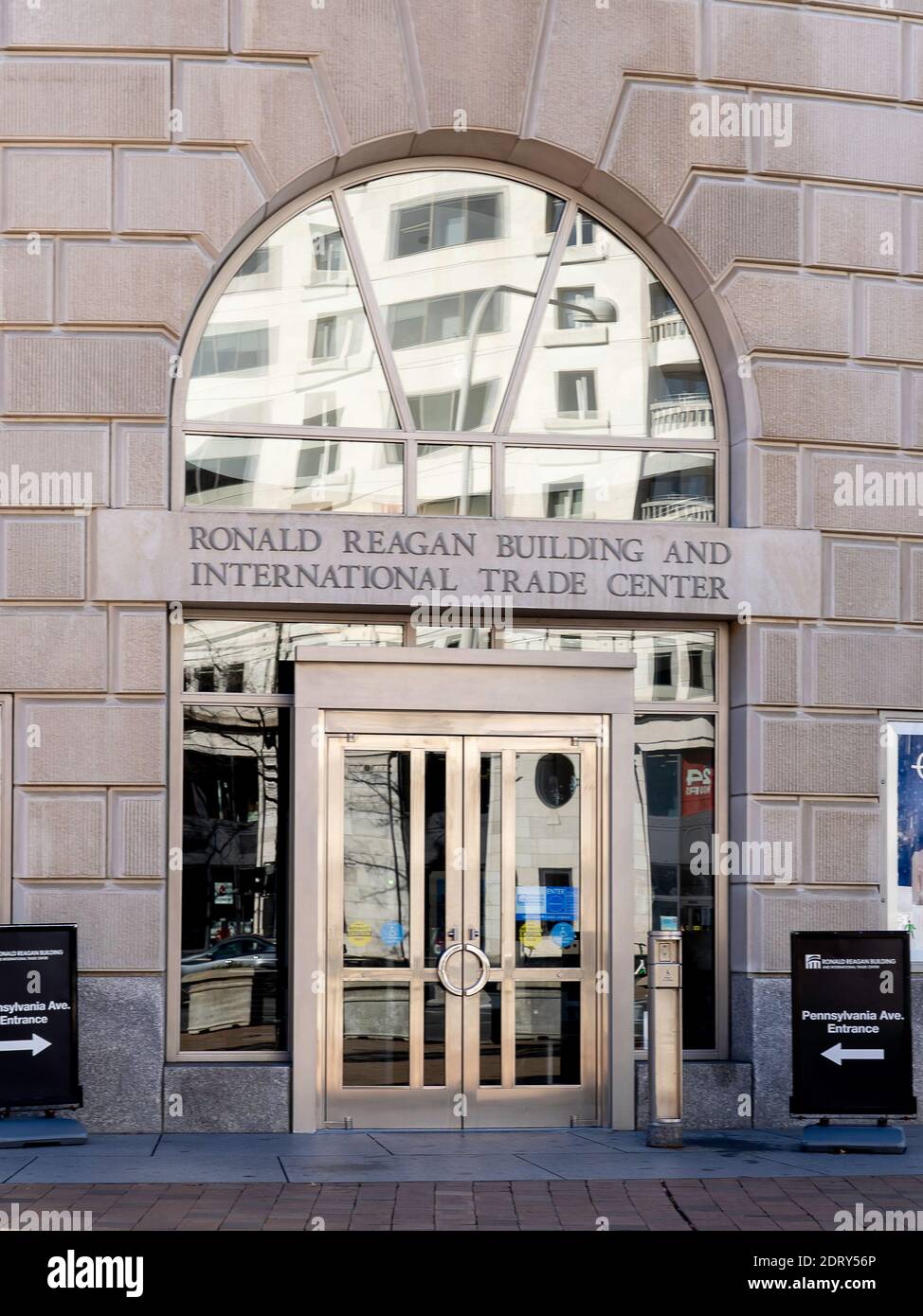 Washington, D.C., USA - 12. Januar 2020: Eingang des International Trade Center (ITC) in Washington, D.C., USA. Stockfoto