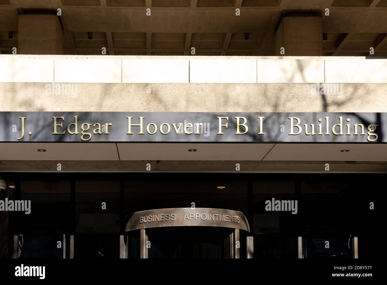 Washington, DC, USA - 12. Januar 2020: Schild des Federal Bureau of Investigation (FBI) über dem Eingang ihres Gebäudes in Washington DC Stockfoto