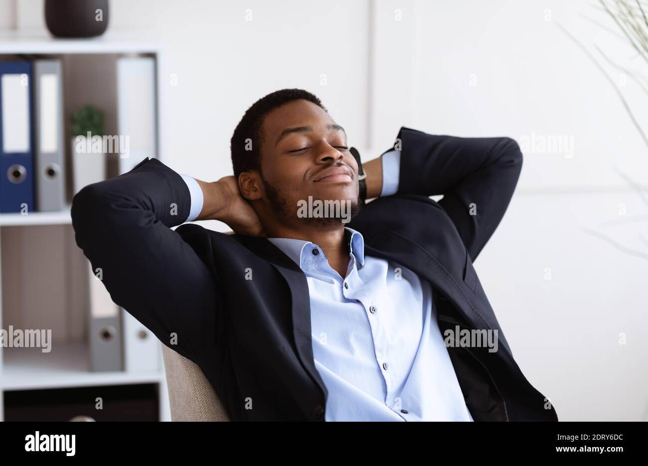 Nahaufnahme eines entspannten afroamerikanischen Geschäftsmannes, der sich im Büro ausruhte Stockfoto