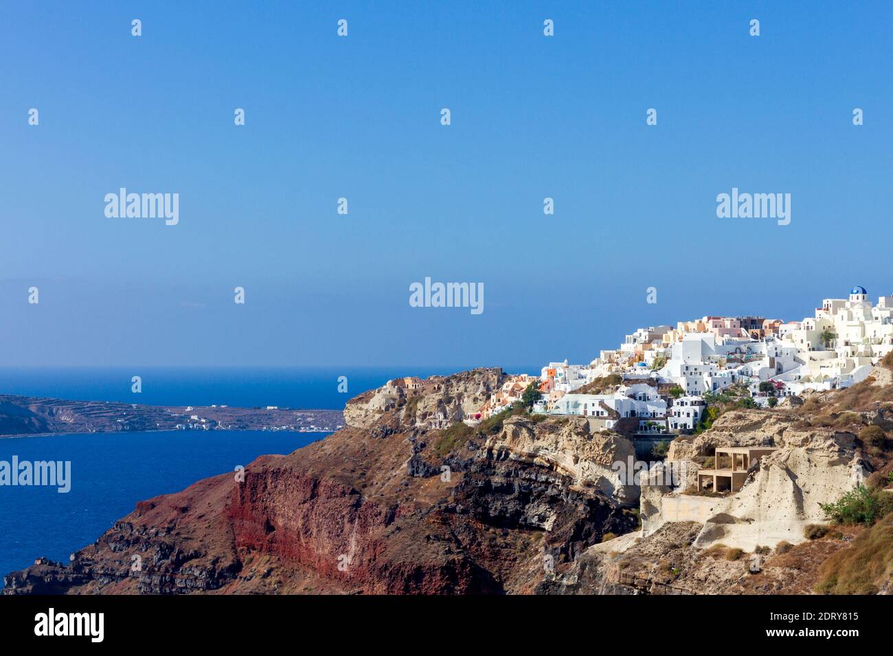 Oia Dorf, das malerischste Dorf auf Santorini Insel, wie es über der Caldera, in der Ägäis, Griechenland, Europa verbreitet Stockfoto
