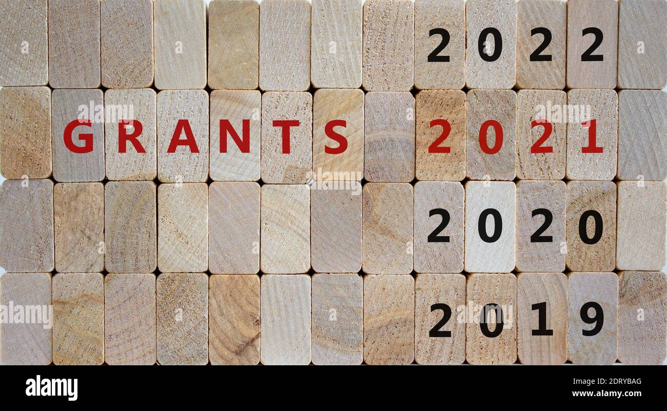 2021 gewährt Symbol. Holzblöcke mit den Worten 'Grants 2021' und den Nummern 2019, 2020, 2022. Schöner Holzhintergrund, Kopierraum. Unternehmen und Zuschüsse Stockfoto