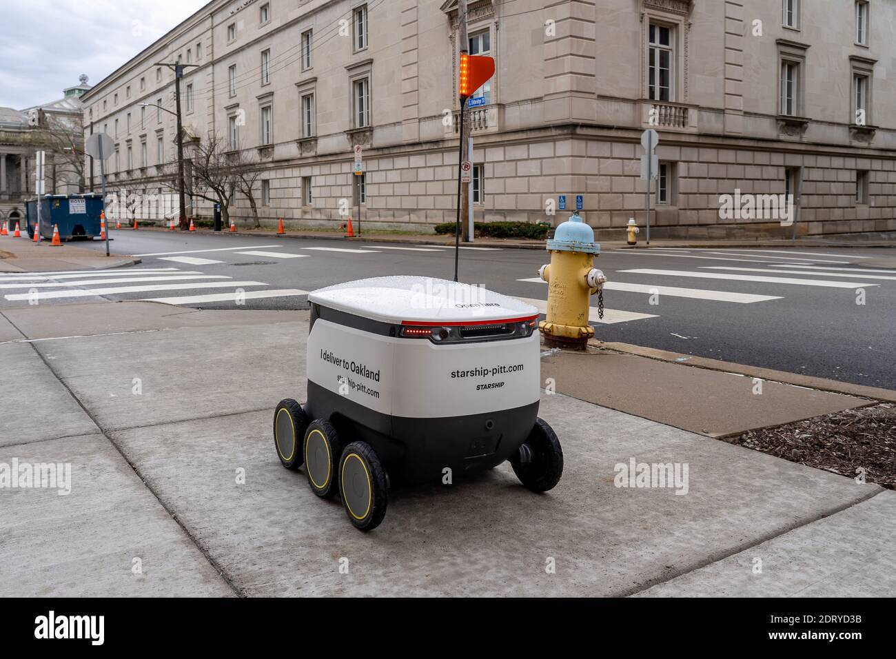 Ein Raumschiff-Roboter fährt auf dem Bürgersteig auf dem Campus der University of Pittsburgh in Pittsburgh, PA, USA Stockfoto