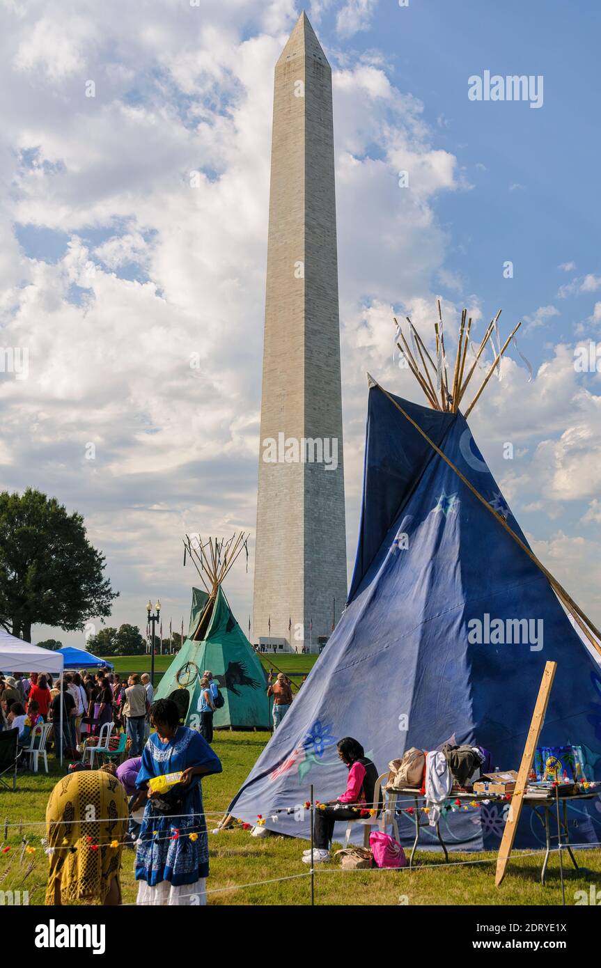 Ist das symbolisch für den Sieg? Das Washington Monument überragt ein indianisches Lager in Washington, DC. Stockfoto