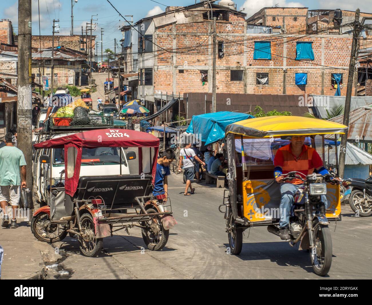 Iquitos, Peru - 14. Mai 2016: Viele Rickshawa auf einer Straße in einem ärmsten Teil von Iquitos - Belén. Stockfoto