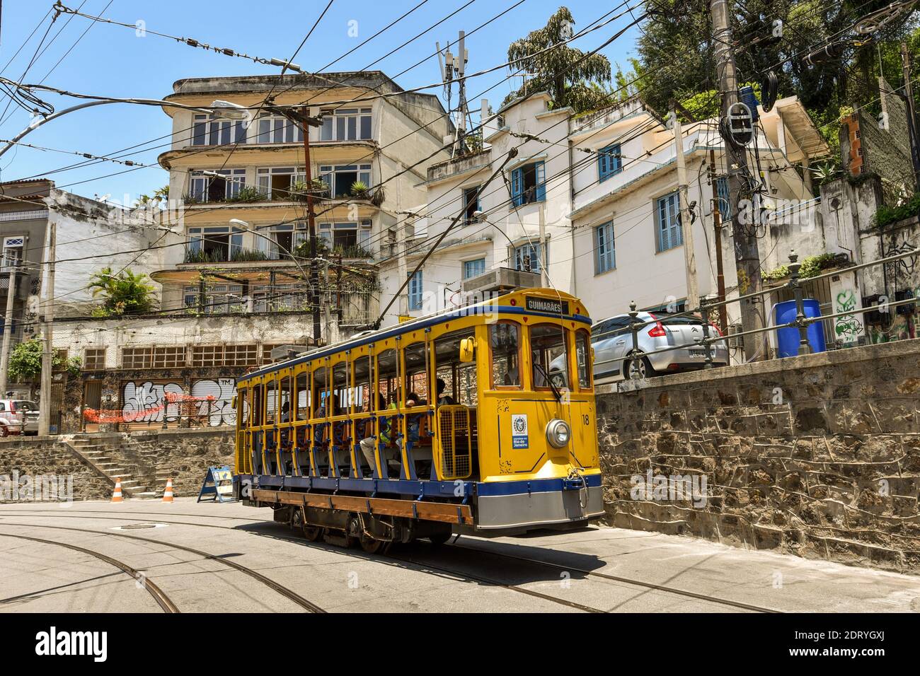 Rio de Janeiro, Brasilien - 16. November 2016: Touristen fahren die neue Version der legendären bonde-Straßenbahn im Herzen des Viertels Santa Teresa. Stockfoto