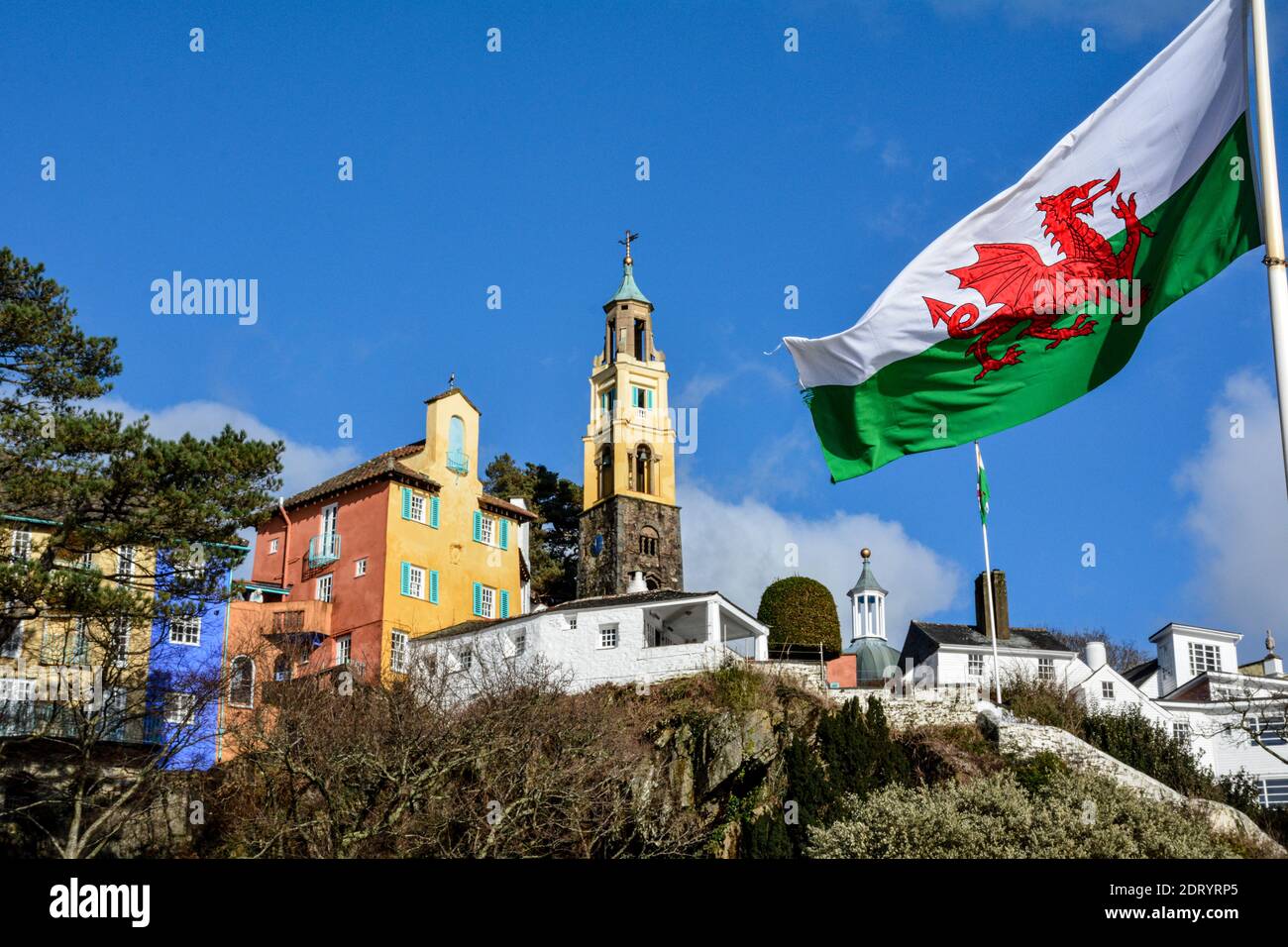 Walisische Flagge im Dorf Portmeirion in Nordwales. Das Dorf wurde von Sir Clough Williams-Ellis entworfen und gebaut. Stockfoto