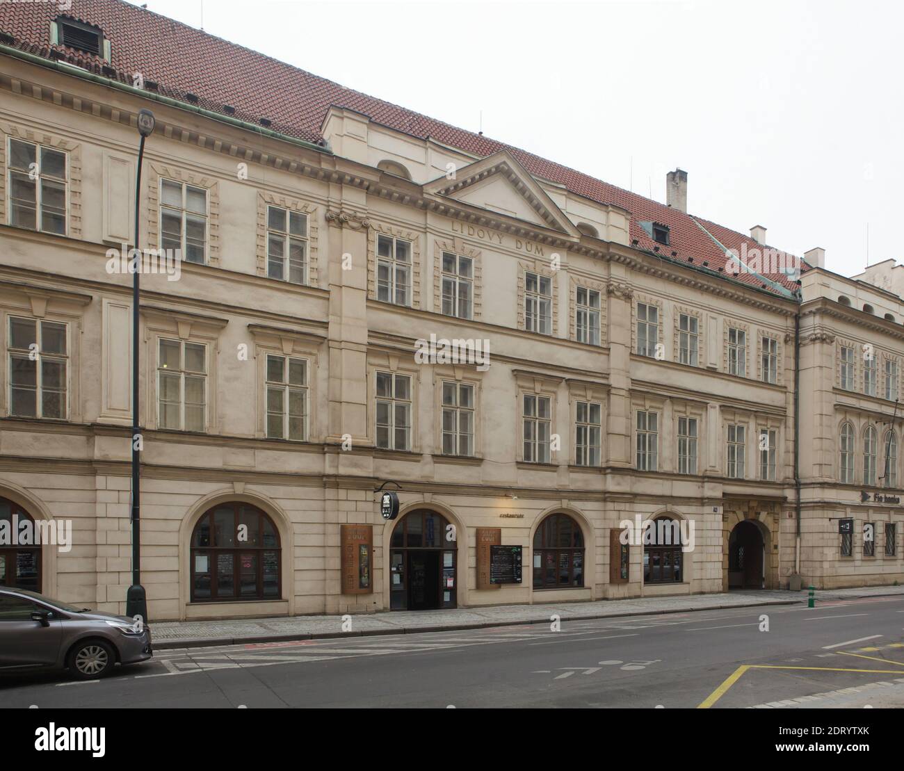 Lidový dům (Volkshaus) in der Hybernská Straße in Nové Město (Neustadt) in Prag, Tschechische Republik. Das Gebäude dient heute als Sitz der Tschechischen Sozialdemokratischen Partei (Česká strana sociálně demokratická). Im Januar 1912 fand in diesem Gebäude die Prager Konferenz der Sozialdemokratischen Arbeiterpartei Russlands statt. Auf der Konferenz brachen sich Wladimir Lenin und seine Anhänger vom Rest der Sozialdemokratischen Arbeiterpartei Russlands ab und gründeten ihre eigene Sozialdemokratische Arbeiterpartei Russlands (Bolschewiki). Stockfoto