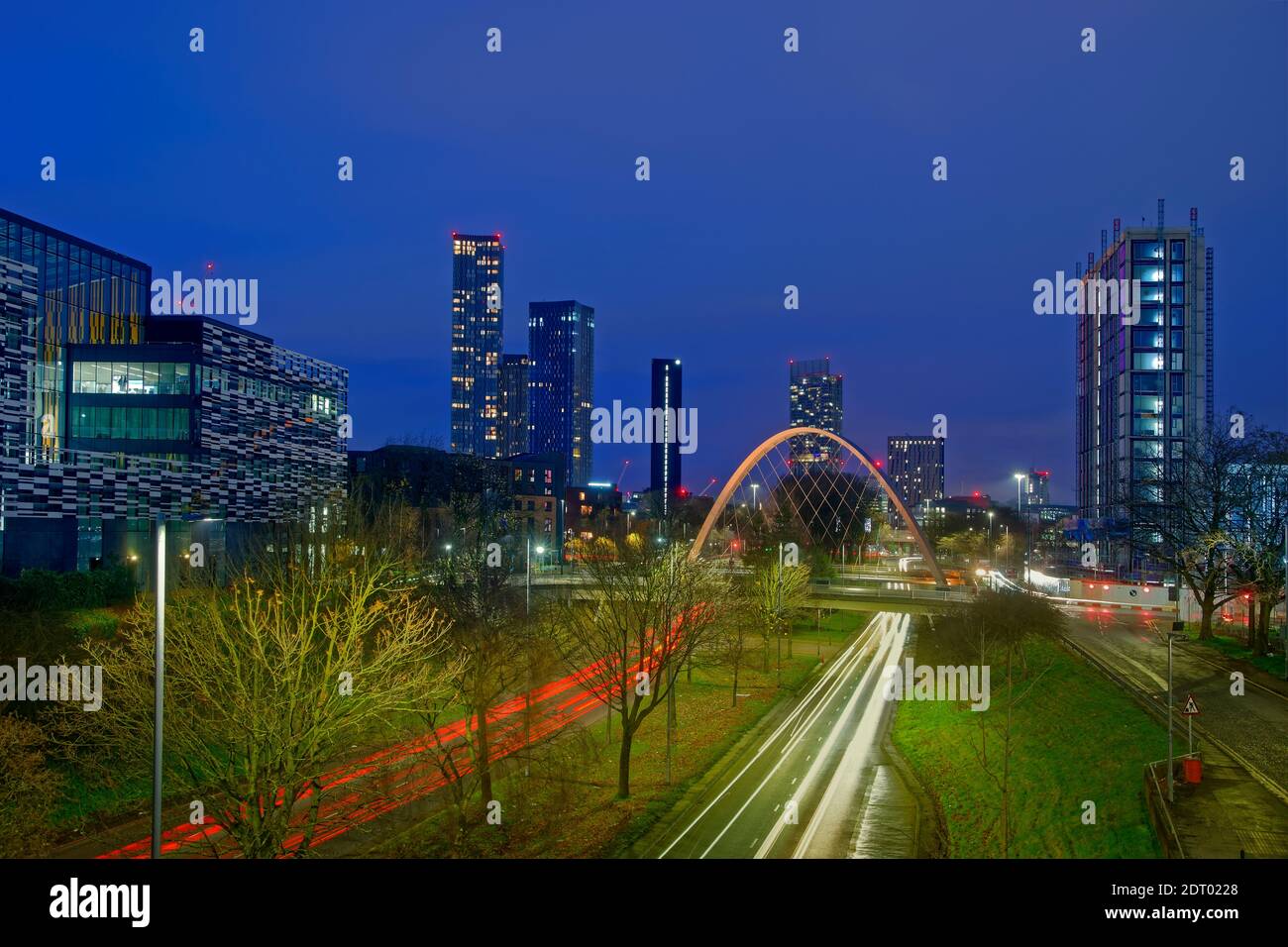 Moderne Skyline von Manchester aus dem Jahr 2021 von Süden mit Hulme Arch und einem Teil der Manchester Metropolitan University auf der linken Seite. Stockfoto