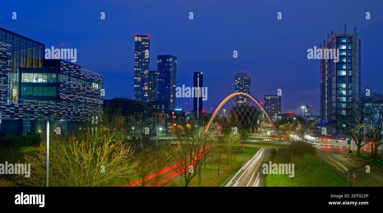 Moderne Skyline von Manchester aus dem Jahr 2021 von Süden mit Hulme Arch und einem Teil der Manchester Metropolitan University auf der linken Seite. Stockfoto