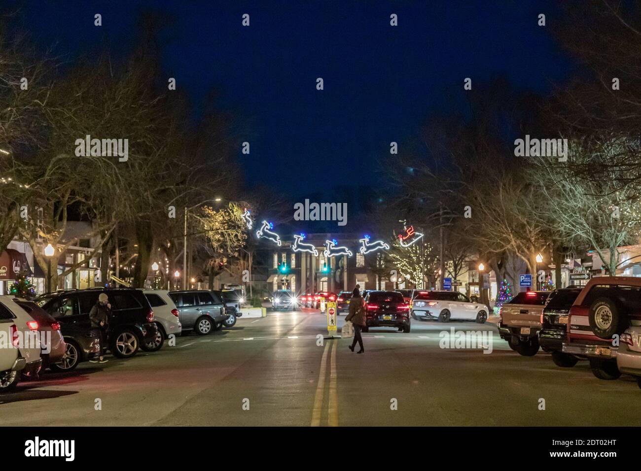 Weihnachtsdekoration bei Nacht auf der Main Street, Southampton, NY Stockfoto