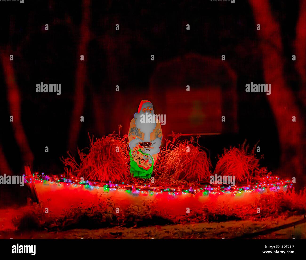 Verrückte Nachtaufnahme des Weihnachtsmannes in einem Boot Alle dekoriert für Weihnachten Stockfoto