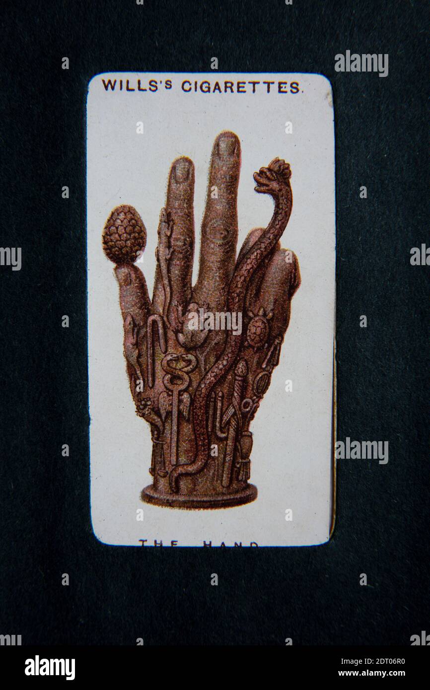 'Die Hand'; eine Zigarettenkarte, gedruckt aus einem Chromolithographen von W.D & H.O Wills im Set 'Lucky Charms' von 1923 Stockfoto