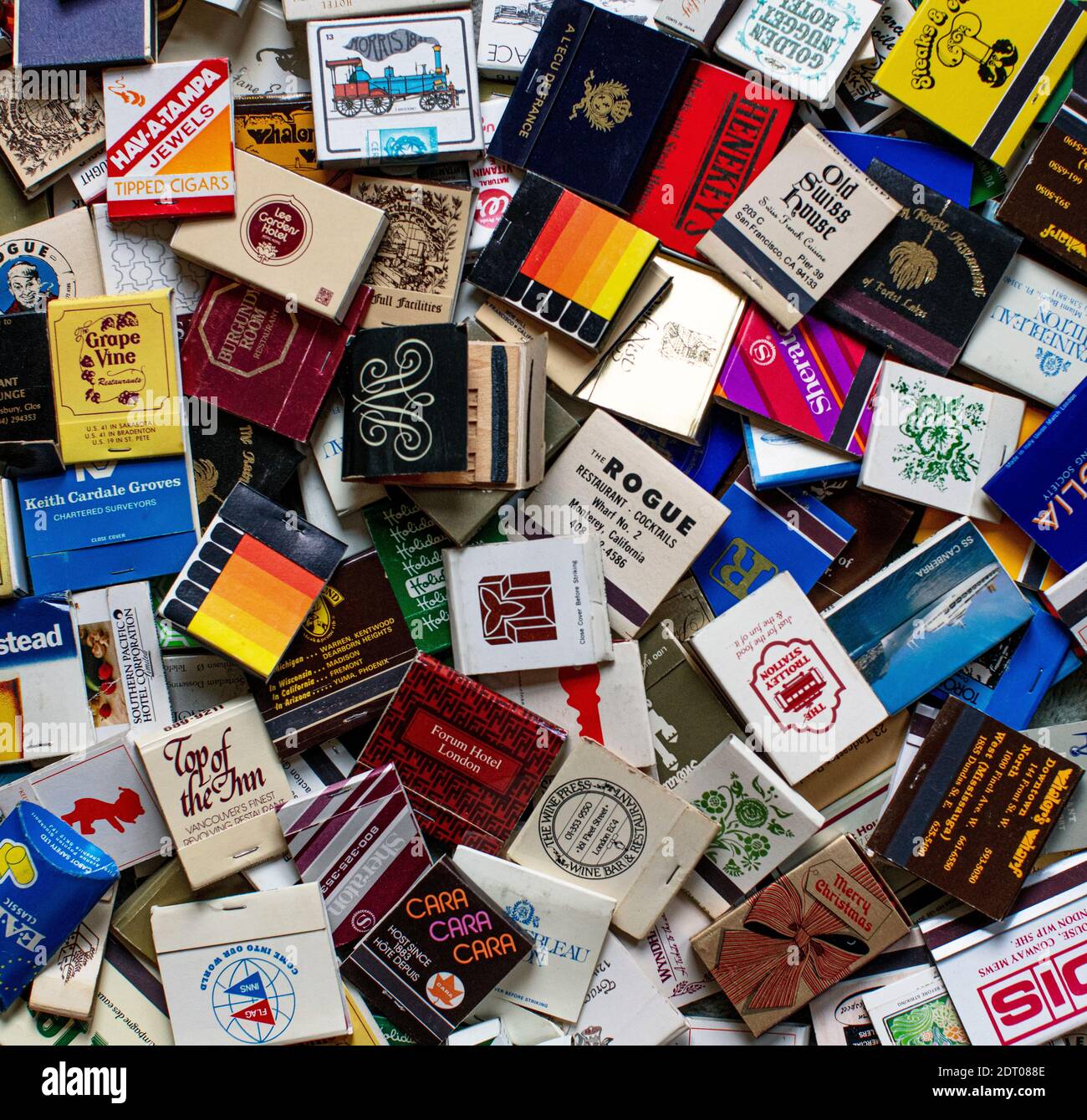 Matchbook/Book Matches; retro collectibles. Collage aus vielen einzelnen Matchbooks. Stockfoto