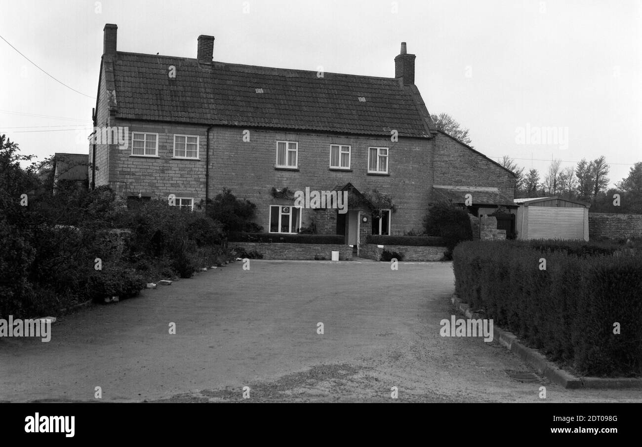 Kalkofen, Knole, Long Sutton im Jahr 1973. Ein Pub aus dem 17. Jahrhundert. Eine offensichtliche spätere Erweiterung auf der linken Seite nach der Position des Schornsteinstapels zu urteilen und weil ein anderer Block für die Erweiterung verwendet wurde. Spätere Fotos zeigen den linken Stapel, der auf drei oder vier Gänge oberhalb der Gratlinie reduziert ist. Das Pub liegt an der A372 Straße, die Langport mit der A303 verbindet. Dies war ein Butcombe Brewing Company House, als es 2019 recherchiert wurde. Kalkofen Pub, Langport in 1973-74 Nummer 0210 Stockfoto