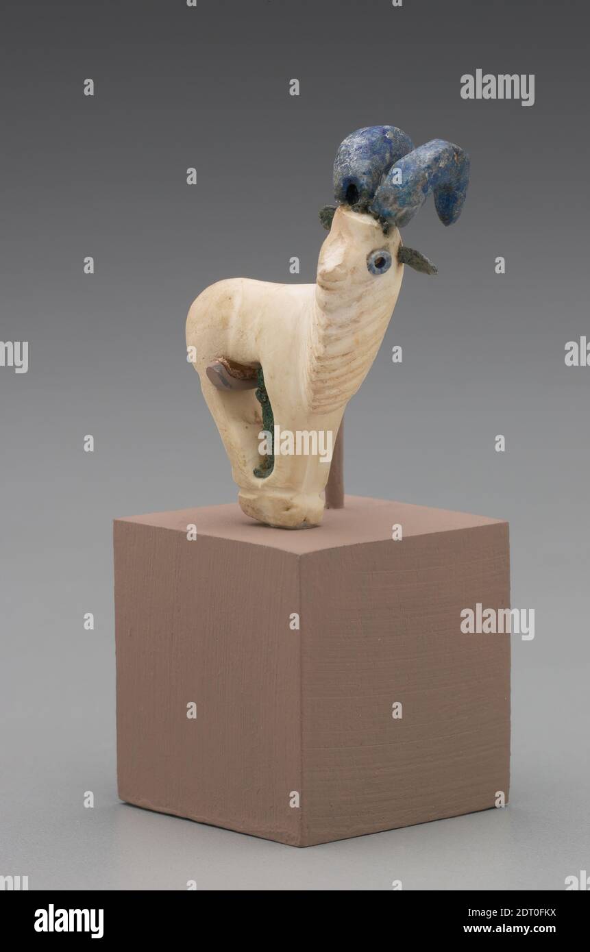 Steinbock, 2.–1. Jahrtausend v. Chr., Calcit, Lapislazuli, Kupfer oder Kupferlegierung, 4 × 2.5 × 1.1 cm (1 9/16 × 1 × 7/16 in.), Baktrien, Bronzezeit, Skulptur Stockfoto