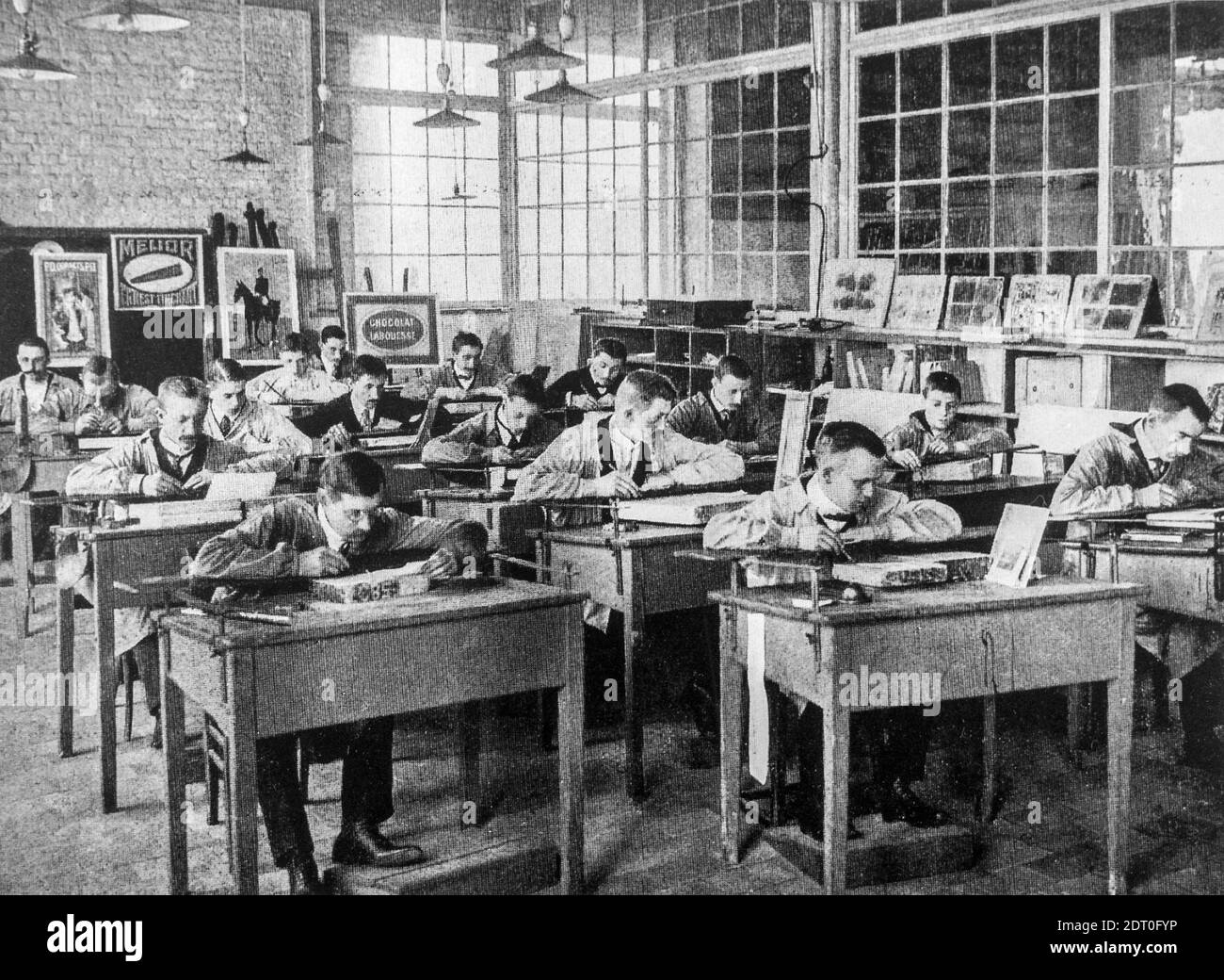 1890s schwarz-weiß Archivfoto zeigt Gruppe von Lithografie Künstler / Lithographen entwerfen Lithographie-Plakate in Atelier / Werkstatt Stockfoto