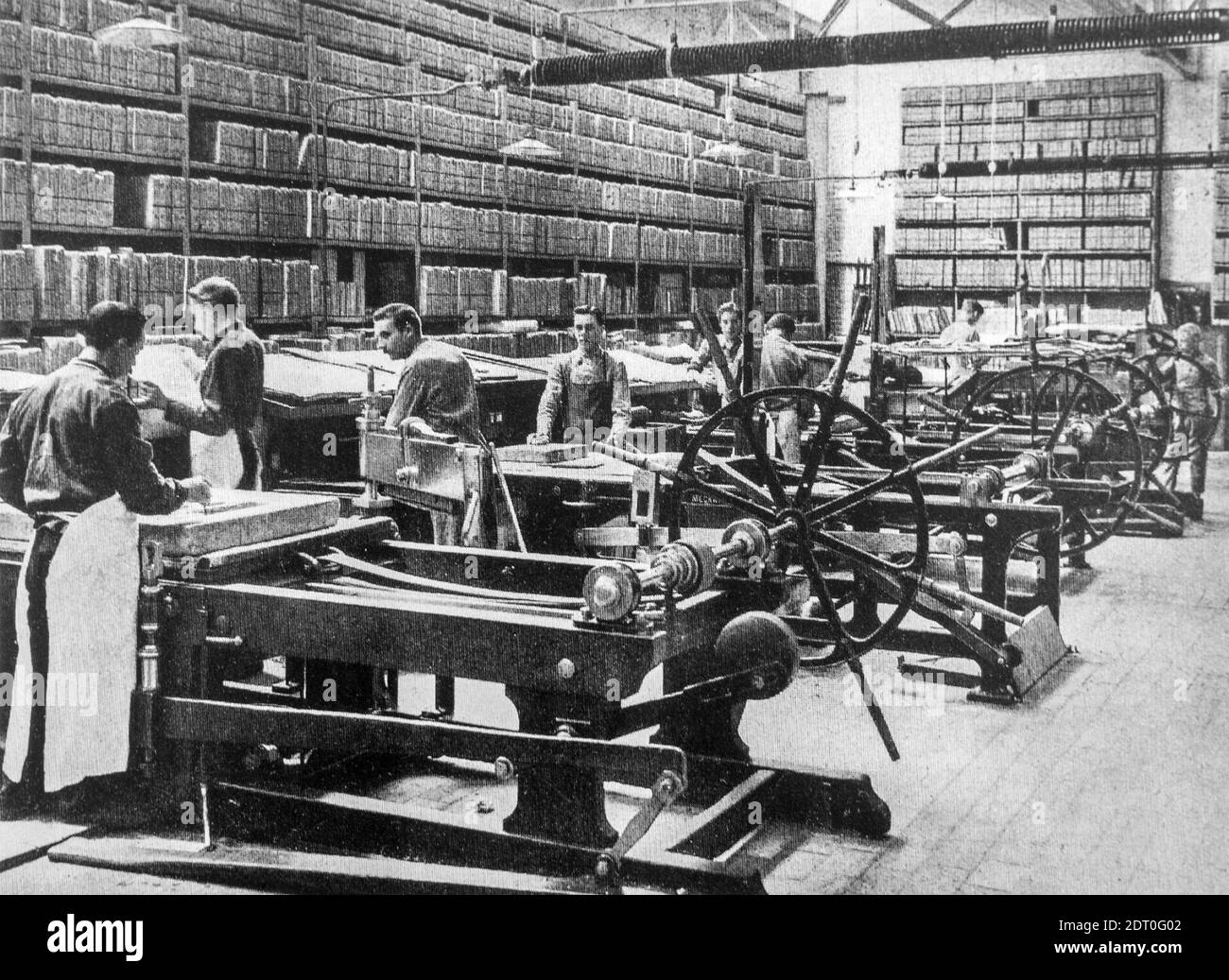 1890er Jahre schwarz-weiß Archivfoto zeigt Pressmänner arbeiten an Lithographiedruckpressen und -Gestelle für die Lagerung von Lithographiesteinen in pressroom Stockfoto