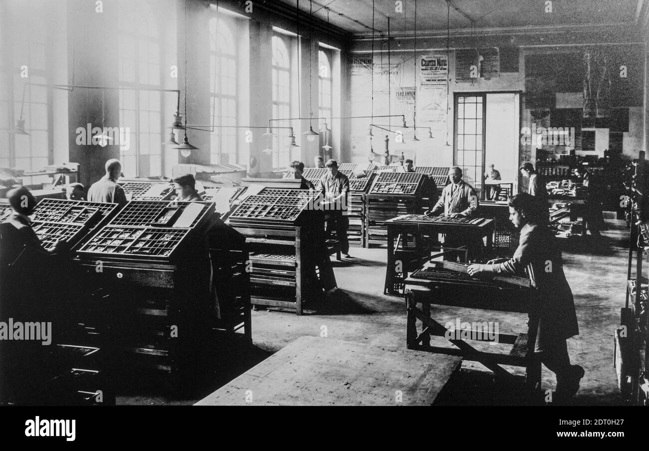 Anfang des 20. Jahrhunderts Satzbriefe Arrangieren Typen genannt Satzdruck für Buchdruck Drucken in der Druckerei / Druckerei Stockfoto