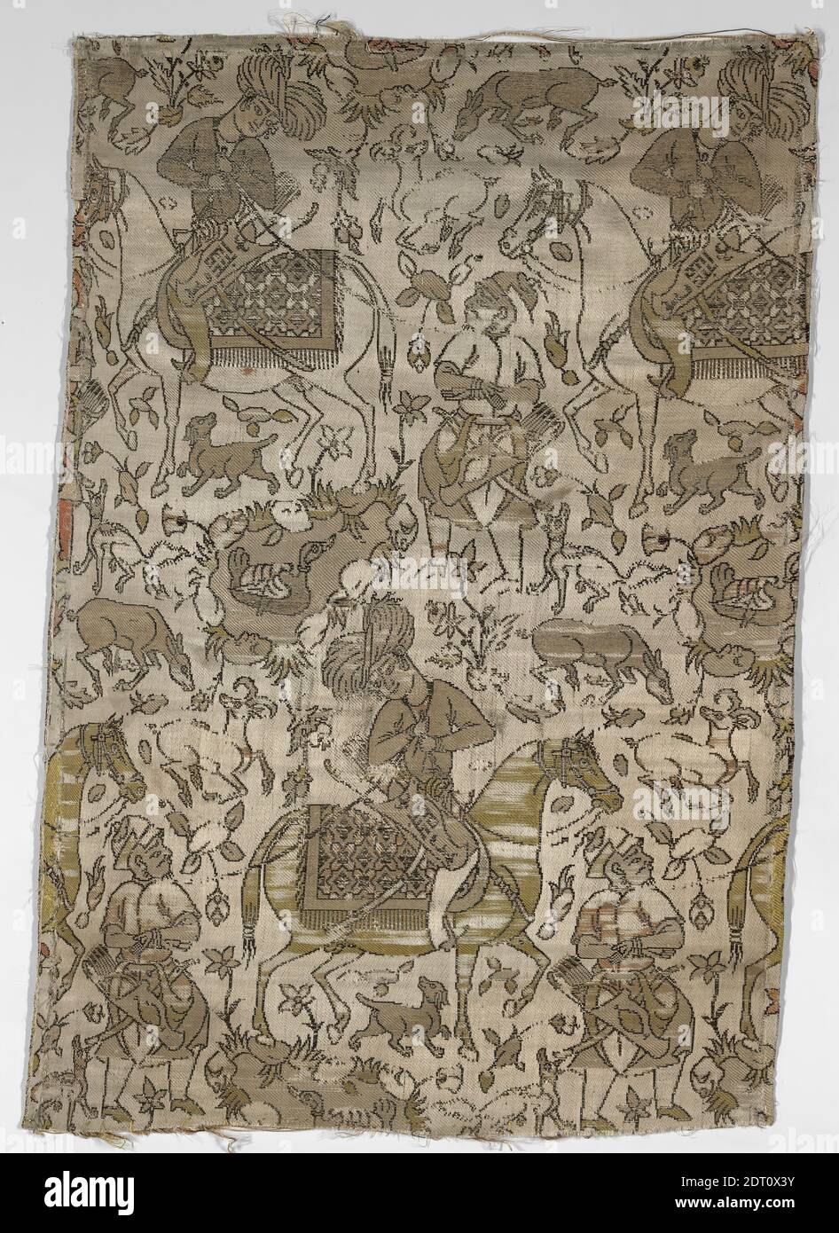 Künstler: Abdallah, aktiv 17. Jahrhundert, Stofffragment mit einem Kurtier und Gefangenen, Anfang 17. Jahrhundert, Seide; Verbundgewebe, 13 11/16 × 20 1/16 in. (34.7 × 51 cm), Dieses Seidenfragment zeigt einen elegant gekleideten Höfling auf dem Pferderücken, begleitet von einem Gefangenen zu Fuß, ein Motiv, das im Iran des 16. Jahrhunderts sowohl in Gemälden als auch in Textilien populär wurde. Verschiedene Tiere und üppige Vegetation umgeben das Paar. Die Signatur des Künstlers ist auffällig auf den Köcher des idealisierten Reiters gelegt; es heißt: Werk von ‘Abd Allah., Iranisch/Persisch, Islamisch, Safavid-Dynastie (1501–1722), Textilien Stockfoto