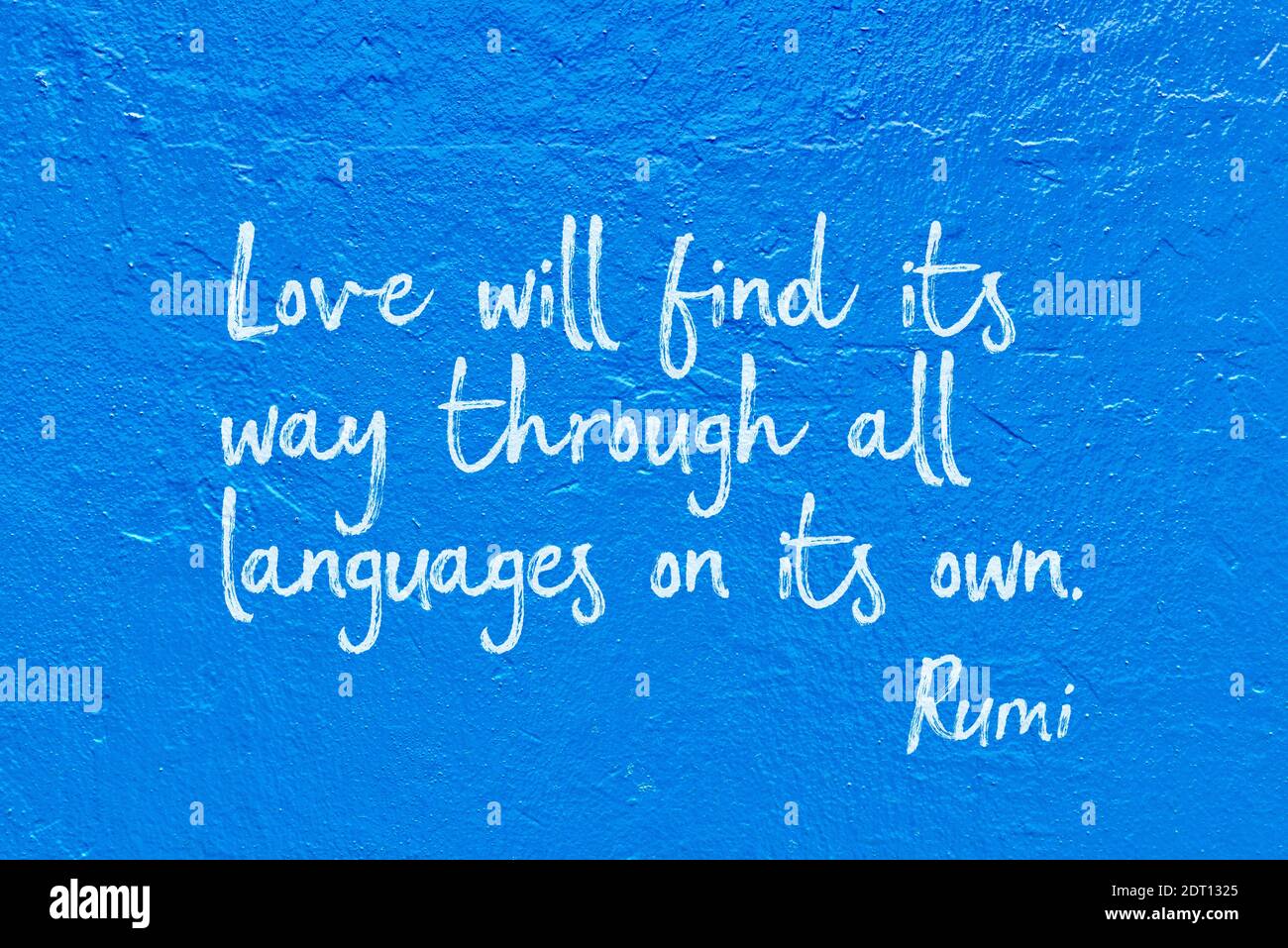 Die Liebe wird ihren Weg durch alle Sprachen finden Eigenes - alter persischer Dichter und Philosoph Rumi Zitat handgeschrieben An der blauen Wand Stockfoto
