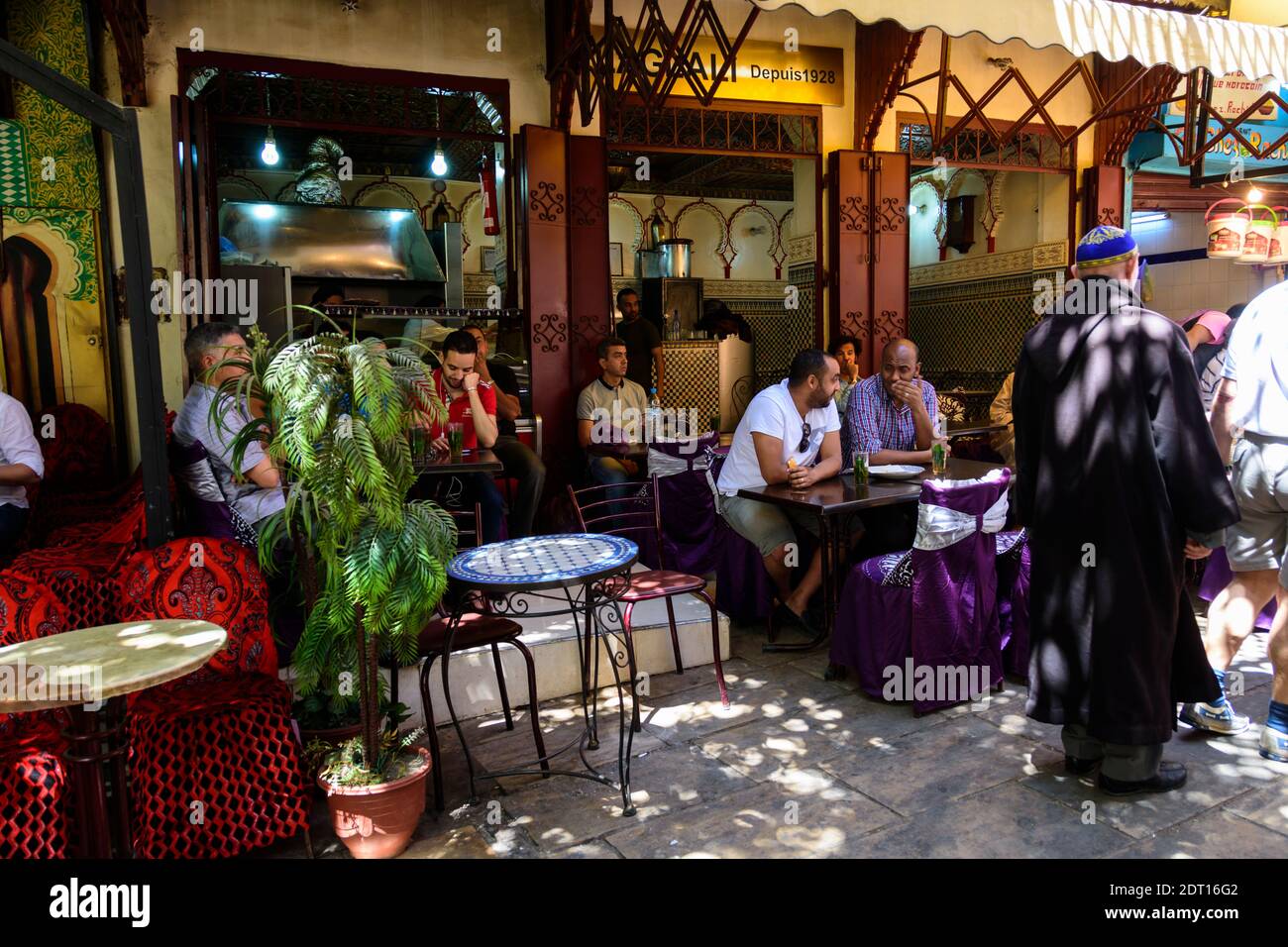 Männliche Kunden in einem Teehaus. Die alte Medina in Fez, Marokko. Stockfoto