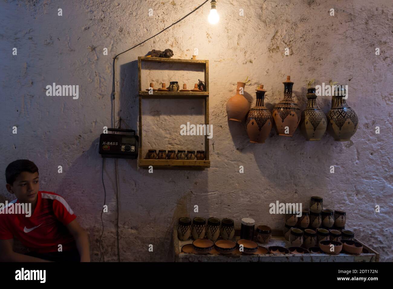 Handgemachte Terrakotta-Töpfe zum Verkauf, die an einer Wand in der alten Medina in Fez, Marokko hängen. Stockfoto