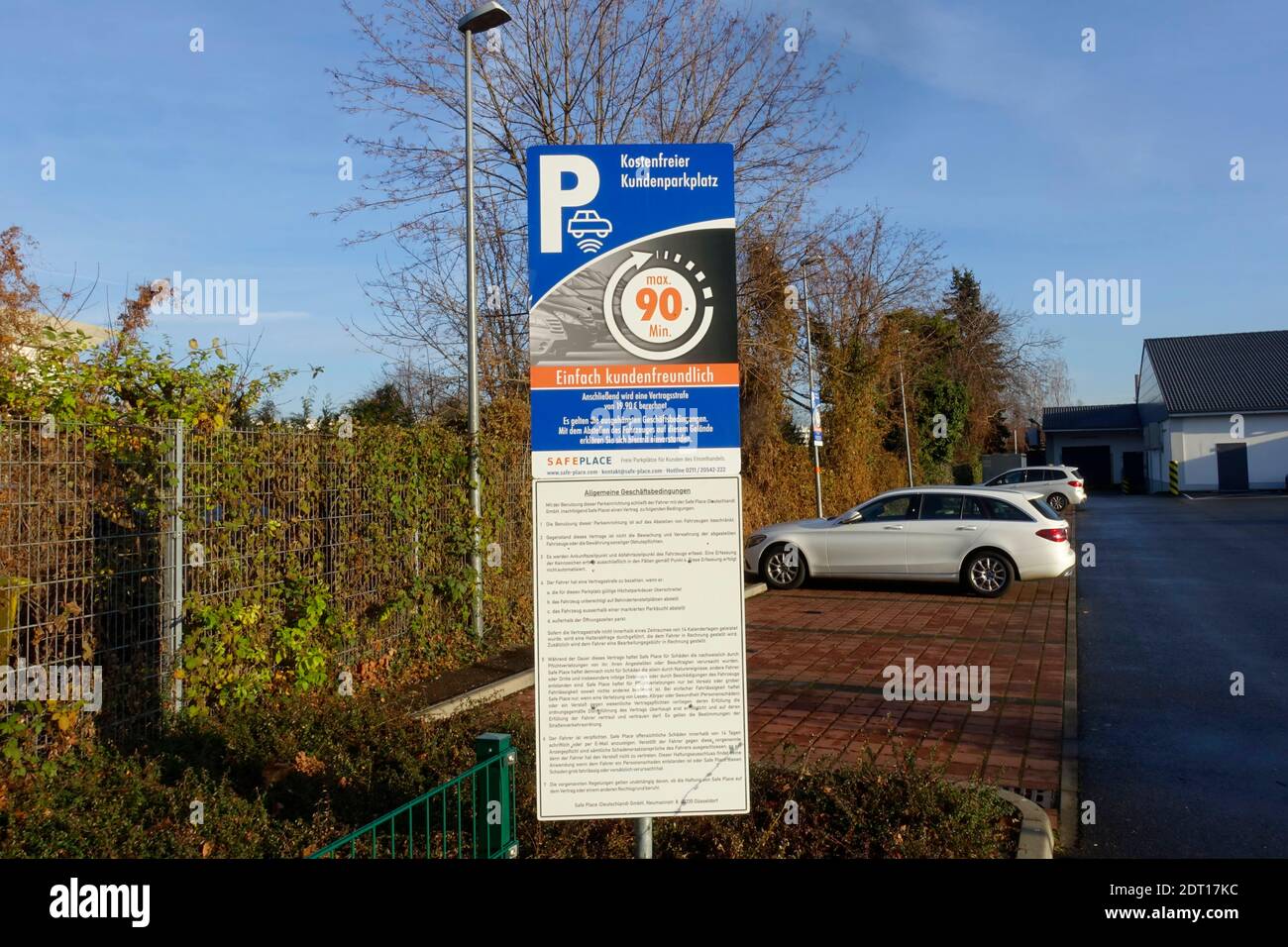 Kostenloser Kundenparkplatz bei Lidl in Berlin Stockfoto