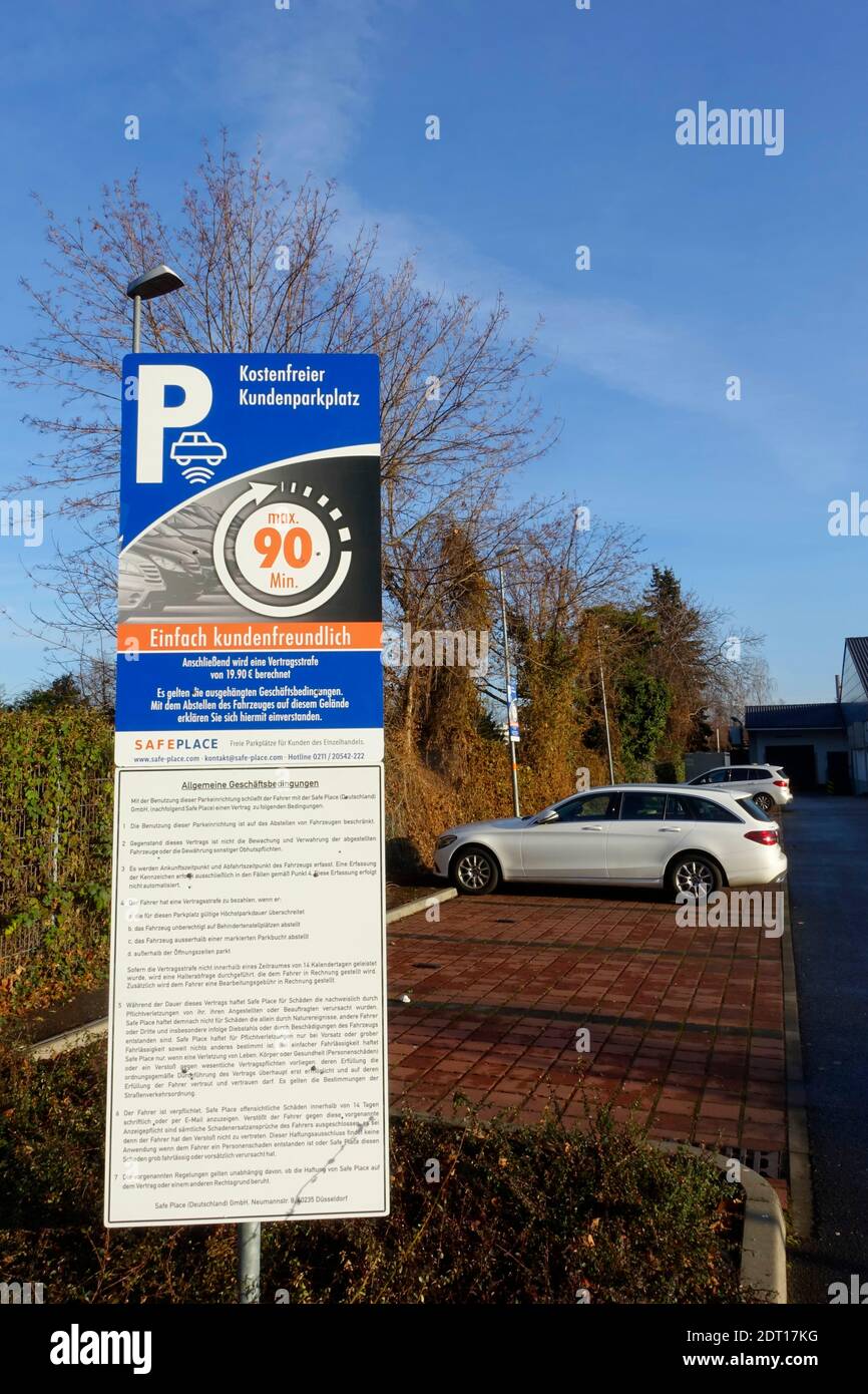 Kostenloser Kundenparkplatz bei Lidl in Berlin Stockfoto