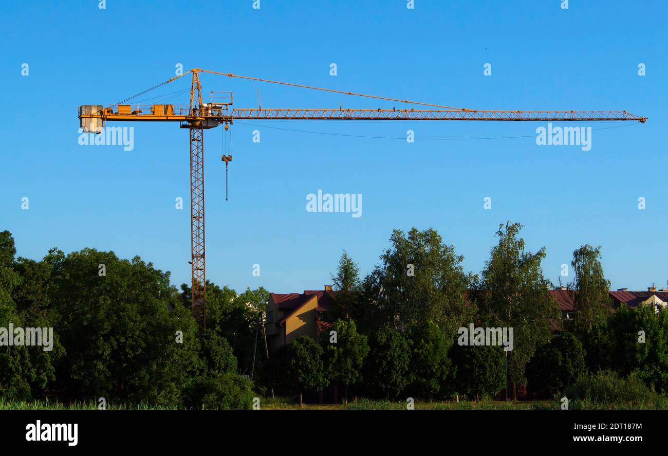 Illegaler Bau eines Hochhauses in einem Stadtpark In der Nähe eines Flusses Stockfoto