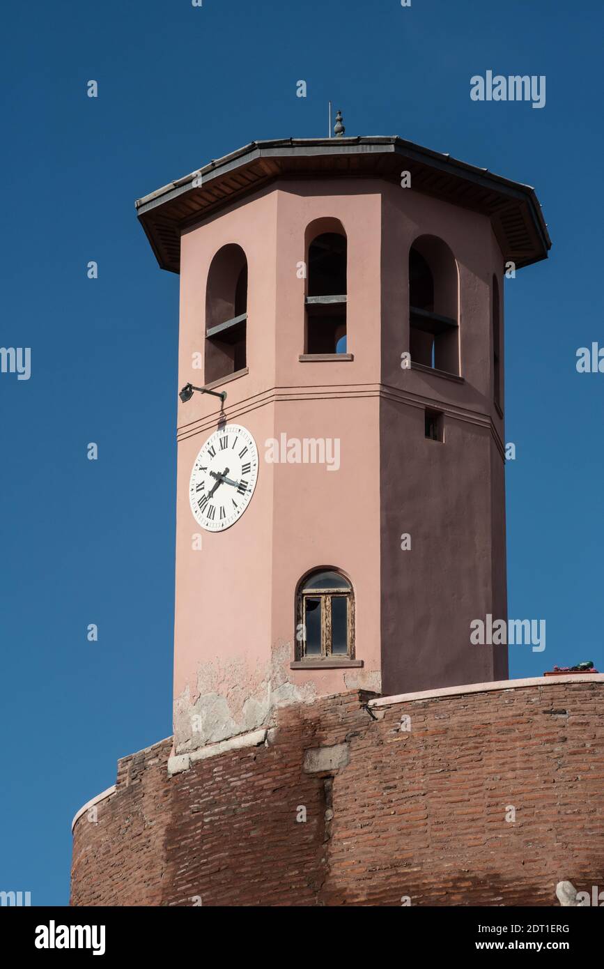 Ankara, Türkei. 25. November 2020 der Uhrturm am Eingang zum Schloss Ankara in der türkischen Hauptstadt. Stockfoto