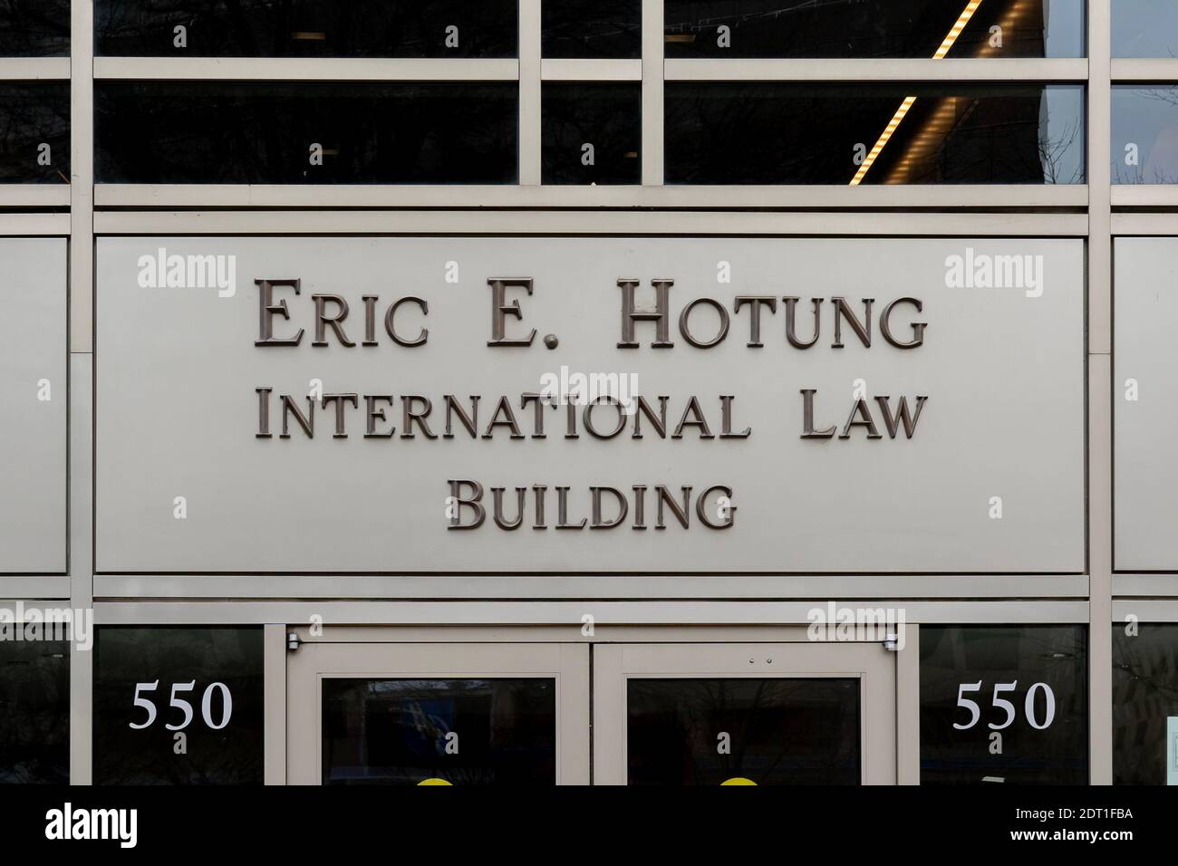 Washington, DC, USA, 13. Januar 2020: Zeichen des Eric E. Hotung International Law on the Building am Georgetown University Law Center Washington, DC, Stockfoto