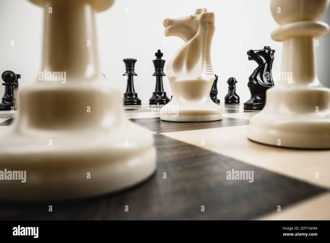 Macro photo of chess pieces on a chess board Stockfoto