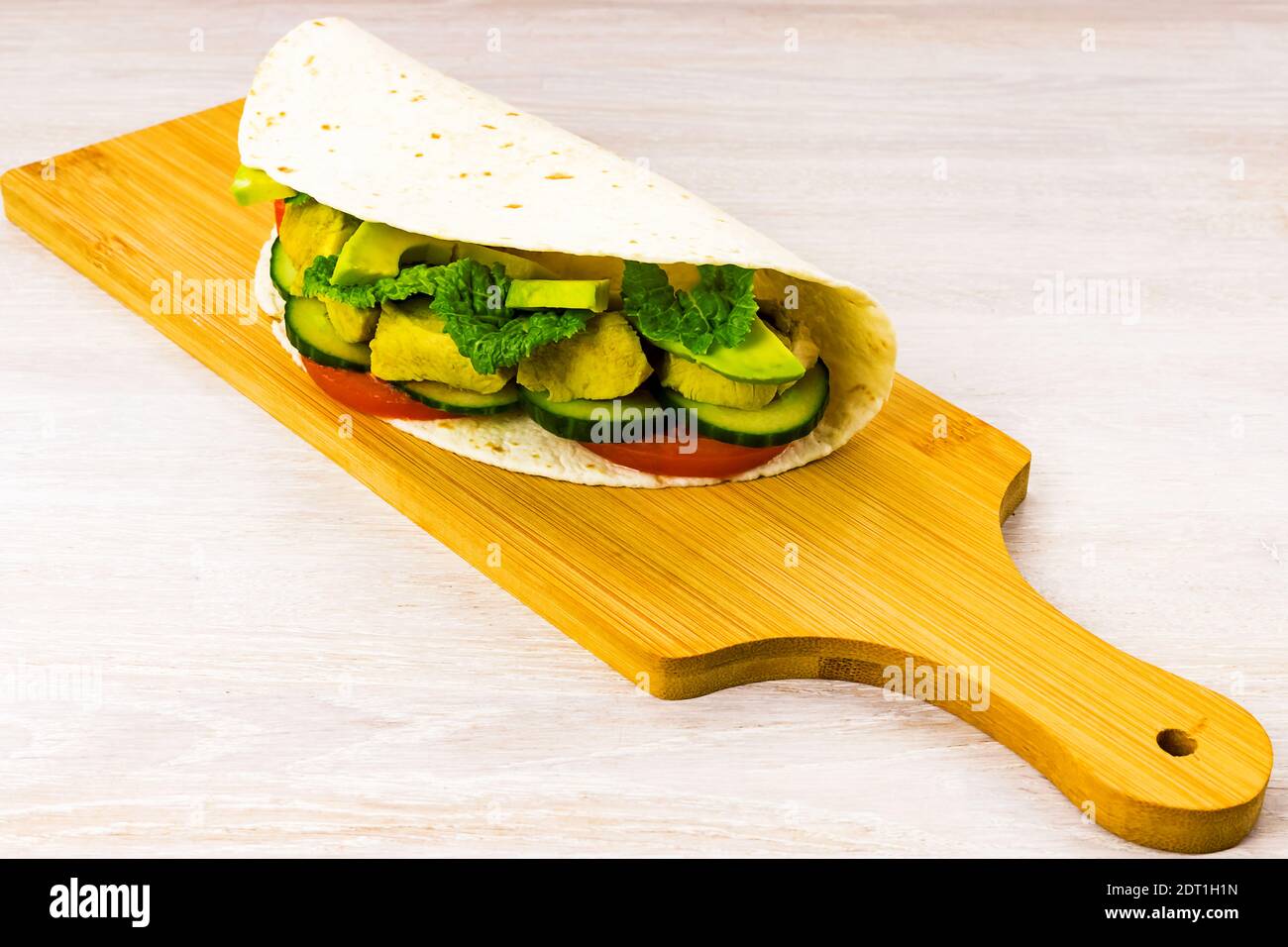 Chicken gefüllte Shawarma Tortilla Tacos wickelt Döner Kebab Sandwich Gyros Fast Food mit Gemüse Stockfoto