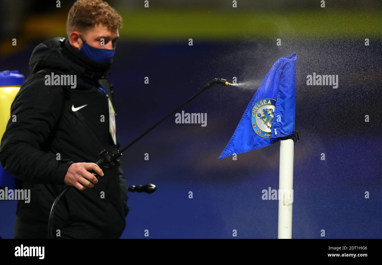 Vor dem Premier League-Spiel in Stamford Bridge, London, wird eine Eckflagge desinfiziert. Stockfoto