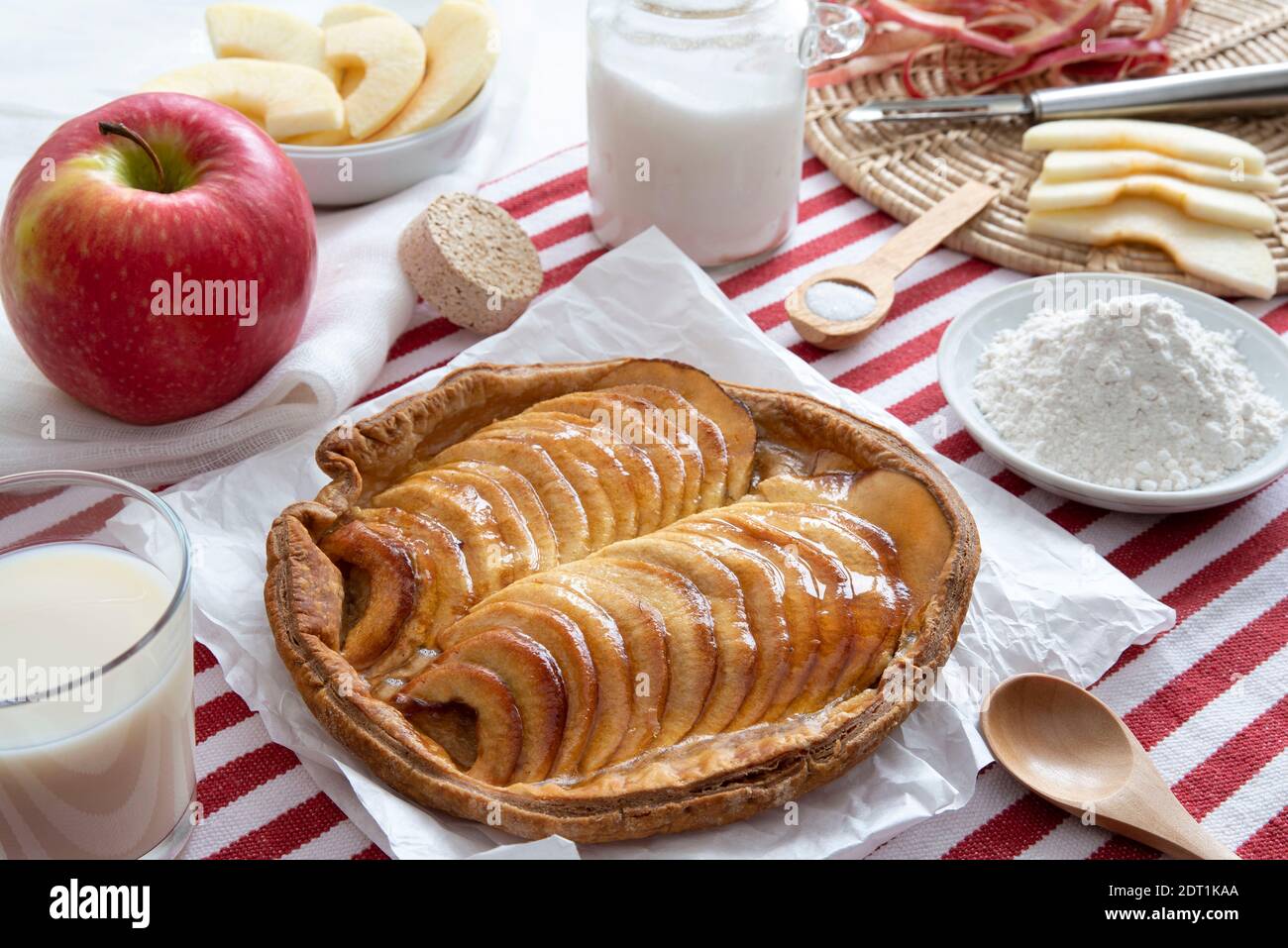Hausgemachter Apfelkuchen auf einer rot-weißen Tischdecke Stockfoto