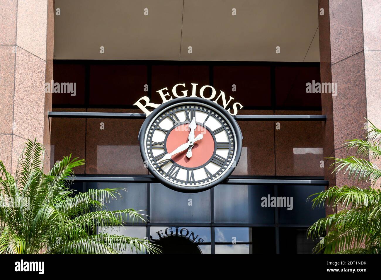 Nahaufnahme des Regions Bank-Schilds an einer Filiale in Orlando, Florida, USA. Stockfoto Nahaufnahme des Regions Bank-Schilds an einer Filiale in Orlando, Florida, USA. Stockfoto