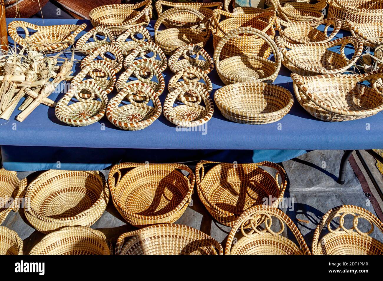 Sweetgrass Baskets werden auf dem historischen Charleston City Market in Charleston, South Carolina, ausgestellt Stockfoto