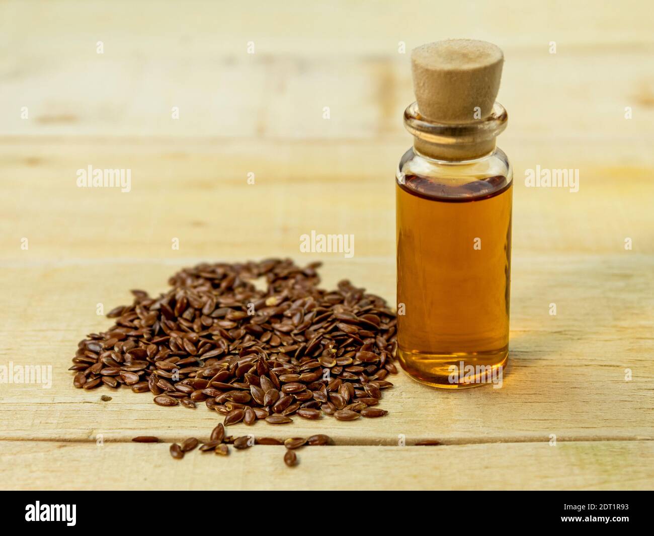 Leinsamenöl in einer Flasche auf Holzgrund Stockfoto