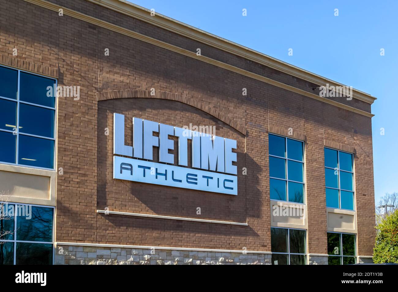 Nahaufnahme des lebenslangen Sportschilds an der Wand. Stockfoto