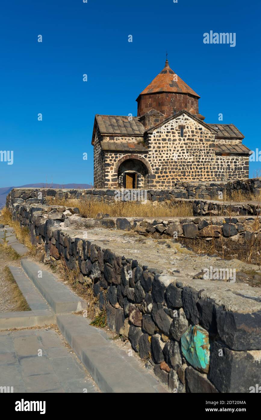 Malerischer Blick auf eine alte Sevanavank Kirche in Sevan, an einem sonnigen Tag. Armenien Stockfoto