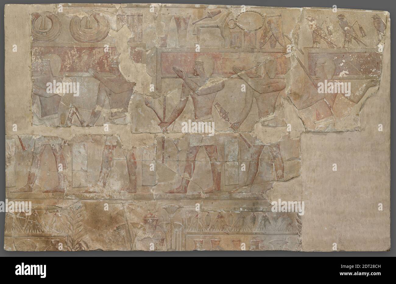 Relief aus dem Grab von Mentu-em-hat, 680–640 v. Chr., Kalkstein mit signifikanten Spuren von rotem Pigment, 49.5 × 74.9 cm (19 1/2 × 29 1/2 in.), ägyptisch, späte Periode, Dynastie 25-26, Skulptur Stockfoto