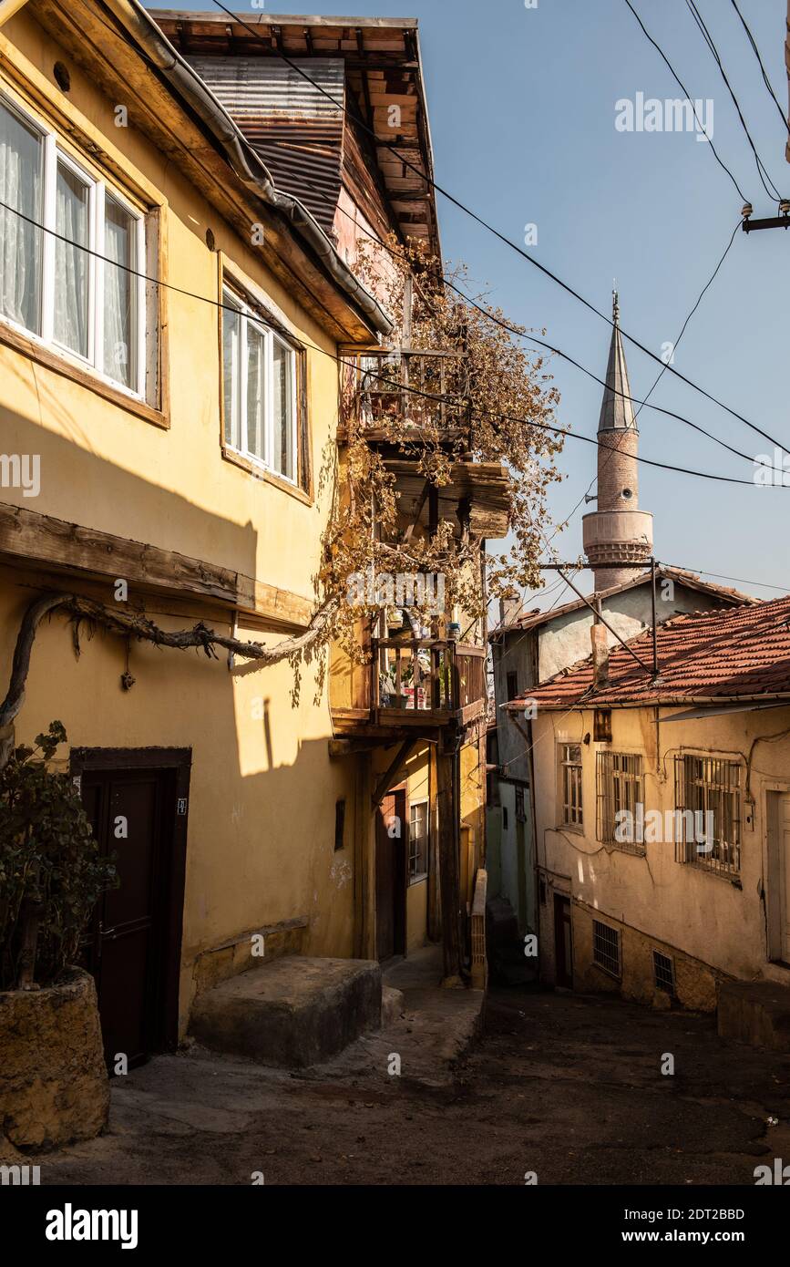 Ankara, Türkei. 17. November 2020 hübsche Straße mit typisch türkischen Häusern und alter Moschee, Ankara Castle, Türkei Stockfoto